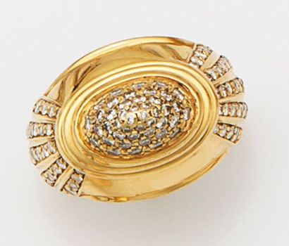 BOUCHERON Bague en or jaune, modèle «Parfum», sertie de diamants taille brillant....