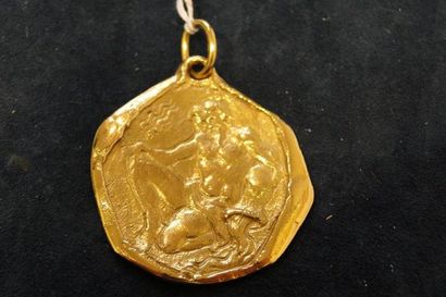 CARTIER (Londres) Importante médaille en or jaune représentant le signe du Verseau....