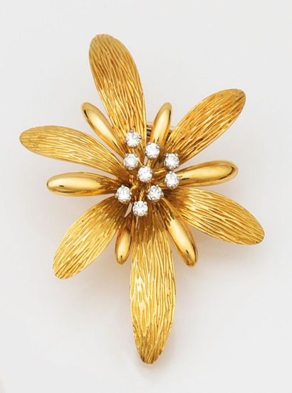 BOUCHERON Broche «Fleur» en or jaune ciselé, le coeur serti de diamants taille brillant....