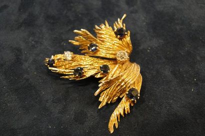 CHAUMET Broche «Feuille» en or jaune ciselé sertie de deux diamants taille ancienne...