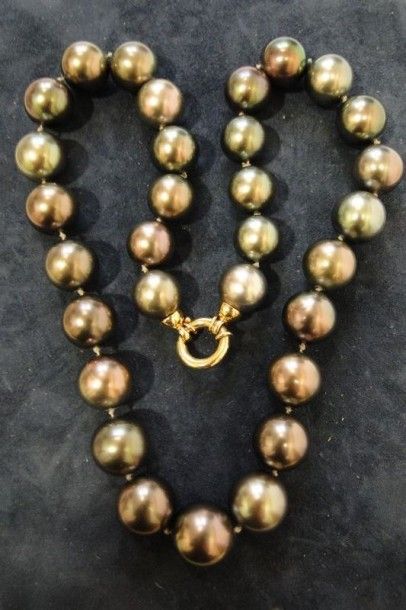 null Important collier composé de perles de Tahiti, diamètres 12,5 à 14,5 mm, fermoir...