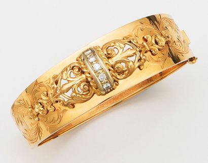 null Bracelet jonc ouvrant en or jaune, la partie supérieure à décor de rinceaux...