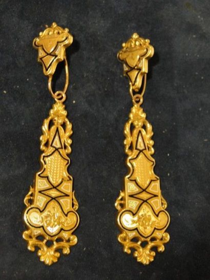 null Paire de longs pendants d'oreilles en or jaune ajouré et ciselé à décor émaillé...