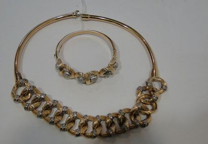 null Parure composée d'un collier à maillons entrecroisés en or jaune torsadé partiellement...