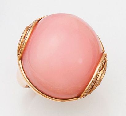 null Bague en or rose ornée d'un important cabochon d'opale rose, la monture agrémentée...