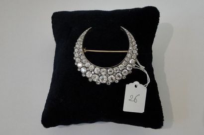 null Broche croissant de lune en or et argent ornée de deux rangs de diamants taille...