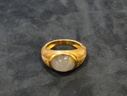 null Bague «Jonc» en or jaune satiné agrémentée d'un cabochon de saphir étoilé serti...