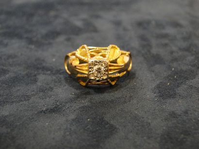 null Bague «Dôme» en or jaune ajouré ornée d'un diamant taille ancienne entouré de...