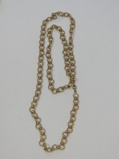 null Long collier en or jaune à maillons forçat ciselés. Poids brut: 65,2 g