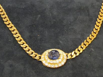 null Collier en or jaune maille gourmette plate, le motif central ovale orné d'un...