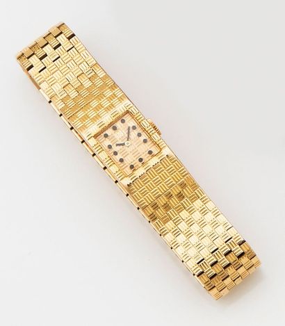 BOUCHERON Montre bracelet de dame en or jaune, cadran incorporé au bracelet à maillons...