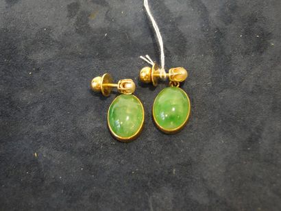 null Paire de pendants d'oreilles en or jaune ornés de cabochons de jade surmontés...