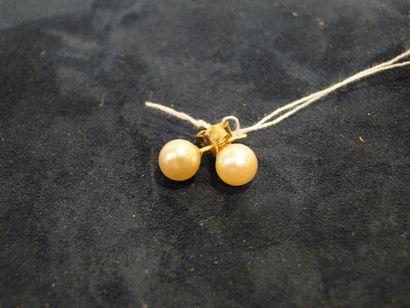 null Paire de clous d'oreilles en or jaune ornés de perles de culture. Poids brut:...