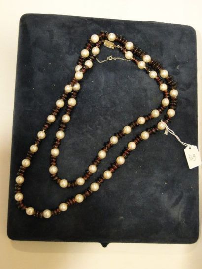null Long collier composé de galets de grenats alternés de perles de culture blanches,...