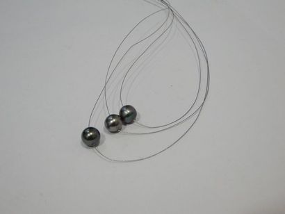 null Collier à trois brins de câble en acier tressé ornés chacun d'une perle de Tahiti,...