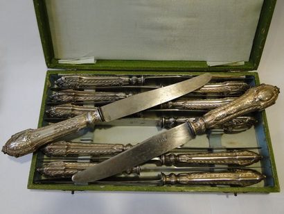 null 12 Porte-couteaux en métal argenté à décor animalier. D'après Benjamin Rabi...