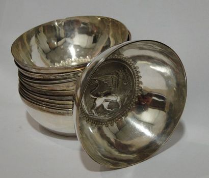 null 12 Coupelles à décor héraldique en métal argenté, époque XXe