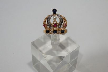 null Bague «couronne» en or jaune sertie de saphirs calibrés de rubis, de diamants...