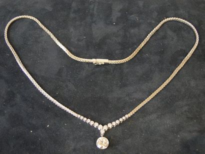 null Collier en or gris maille torsadée, la partie centrale ornée d'une ligne de...