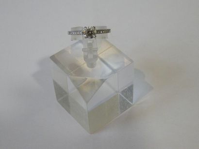 null Bague en or gris ornée d'un diamant taille brillant pesant 0,60 ct environ,...