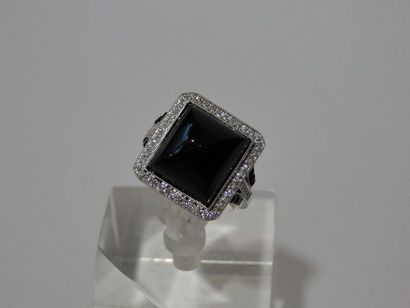 null Bague carrée en or gris ornée d'un cabochon d'onyx taillé en pain de sucre,...