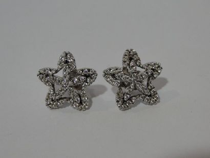 null Paire de boutons d'oreilles «étoile de mer» en or gris sertis de brillants....