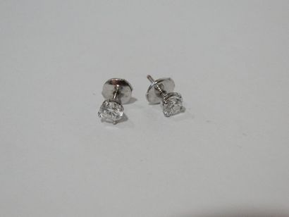 null Paire de clous d'oreilles en or gris ornée de deux diamants taille brillant,...