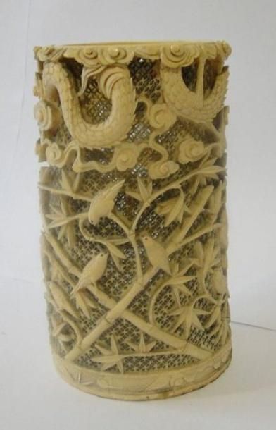null Bitong en ivoire finement sculpté à décor de deux dragons poursuivant la perle...