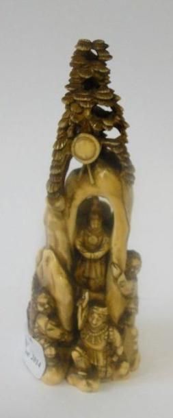 null Okimono en ivoire patiné représentant la déesse Amaterasu dans sa grotte, entourée...