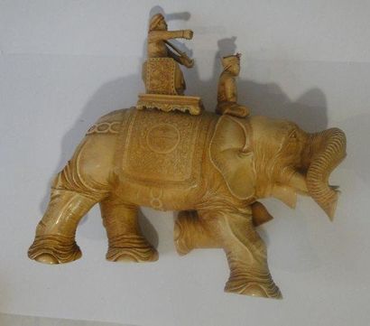 null Groupe en ivoire sculpté représentant un éléphant marchant et barrissant monté...