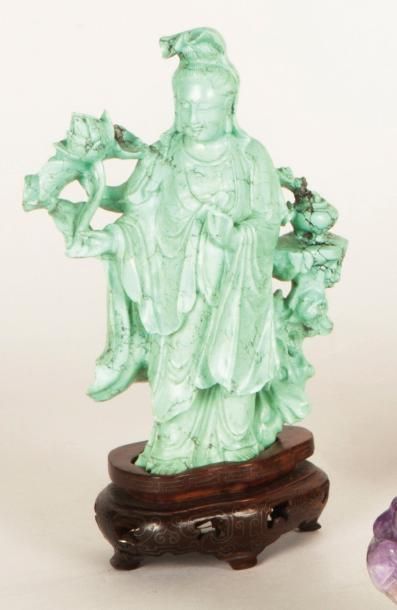 null Sujet en turquoise représentant une Guanyin tenant une branche de lotus. Elle...