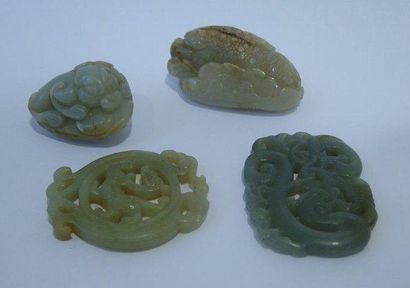 null Lot de 4 pendentifs dont 3 en jade et 1 en serpentine, représentant des dragons...