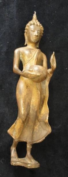 null Bouddha en bronze anciennement laqué doré représenté debout dans le geste de...