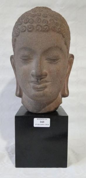 null Tête de Bouddha en grès sculpté, dans le style Khmer. H.: 27 cm