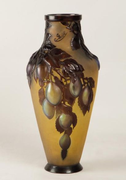GALLE Vase dit «aux quetsches soufflées» à corps ovoïde épaulé et col cylindrique...