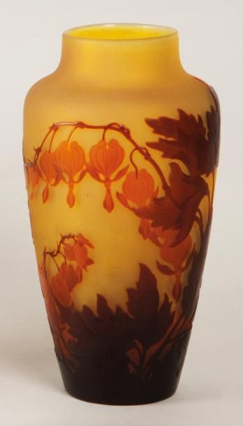 GALLE Vase ovoïde à petit col cylindrique. Epreuve en verre doublé rouge orangé sur...