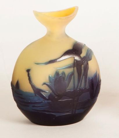 GALLE Vase à corps ovoïde épaulé et col étiré en pointe. Epreuve en verre doublé...