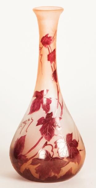 LEGRAS Vase à corps conique et long col cylindrique galbé. Epreuve en verre rouge...