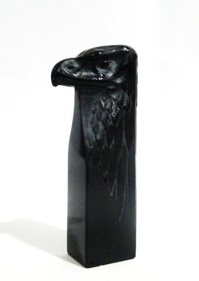 RENE LALIQUE (1860-1945) Cachet «Tête d'aigle» (1911). Epreuve en verre noir moulé...