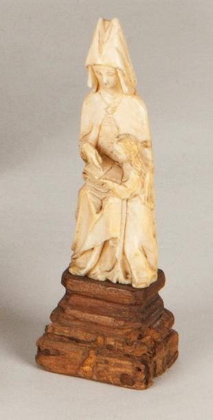 null Sainte Anne et la Vierge en ivoire sculpté en ronde-bosse. La sainte est assise,...