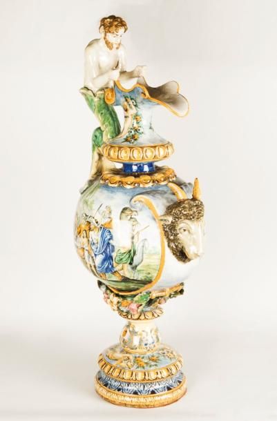 ITALIE Grand vase en forme d'aiguière balustre sur piédouche, l'anse en forme de...