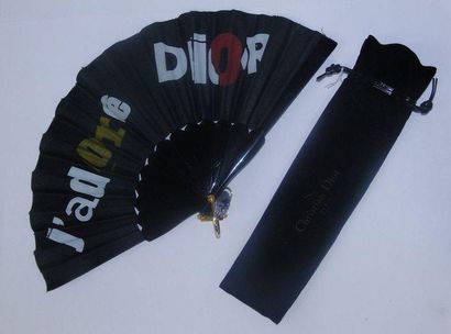 null J'adore Dior Eventail, la feuille en toile noire imprimée en lettres multicolores...