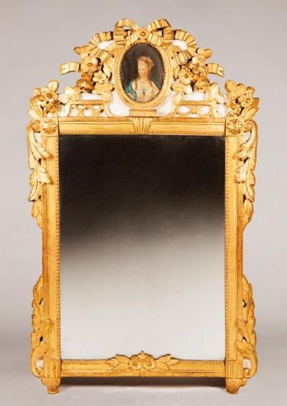 null Miroir en bois sculpté et doré de forme rectangulaire, aux montants droits ornés...