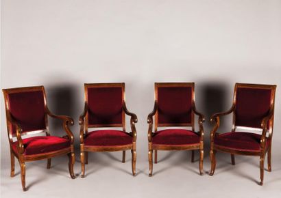 null Salon composé de quatre fauteuils en palissandre à dossier renversé, accotoirs...