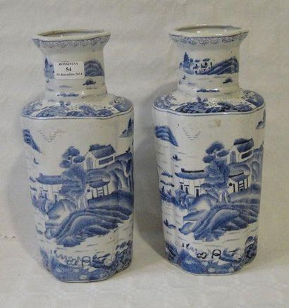 null Paire de vases bouteilles en porcelaine à panse polylobée à décor bleu blanc...
