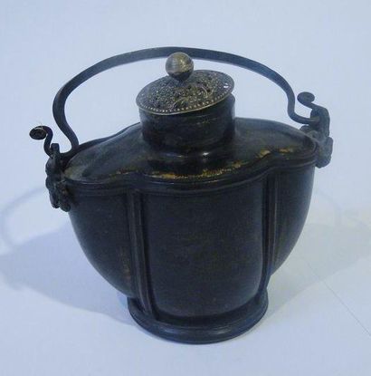 null Pot couvert en céramique polylobée émaillée brun noir, le couvercle en métal...
