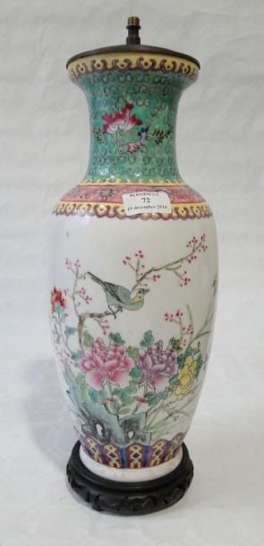 null Vase de forme balustre en porcelaine et émaux de la famille rose à décor d'oiseaux...