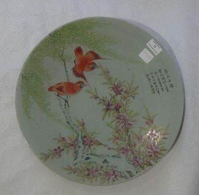 null Important plat en porcelaine émaillée à décor de dragons, phoenix, fleurs et...