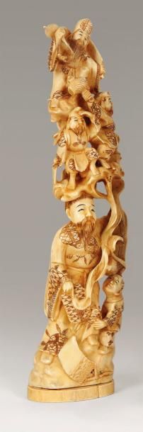null Okimono en ivoire marin représentant trois personnages père et deux enfants...
