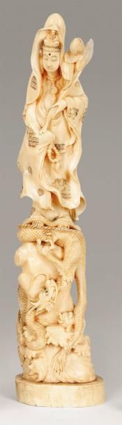 null Okimono en ivoire marin représentant Kannon sur un dragon. Japon, fin période...